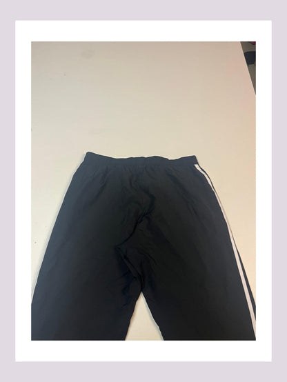 Entdecke unsere Vintage Track Pants von Nike und anderen Marken, erhältlich bei Valuxery.de - Dein Shop für trendige Vintage - Kleidung. Unsere Track Pants sind aus hochwertigen Materialien und