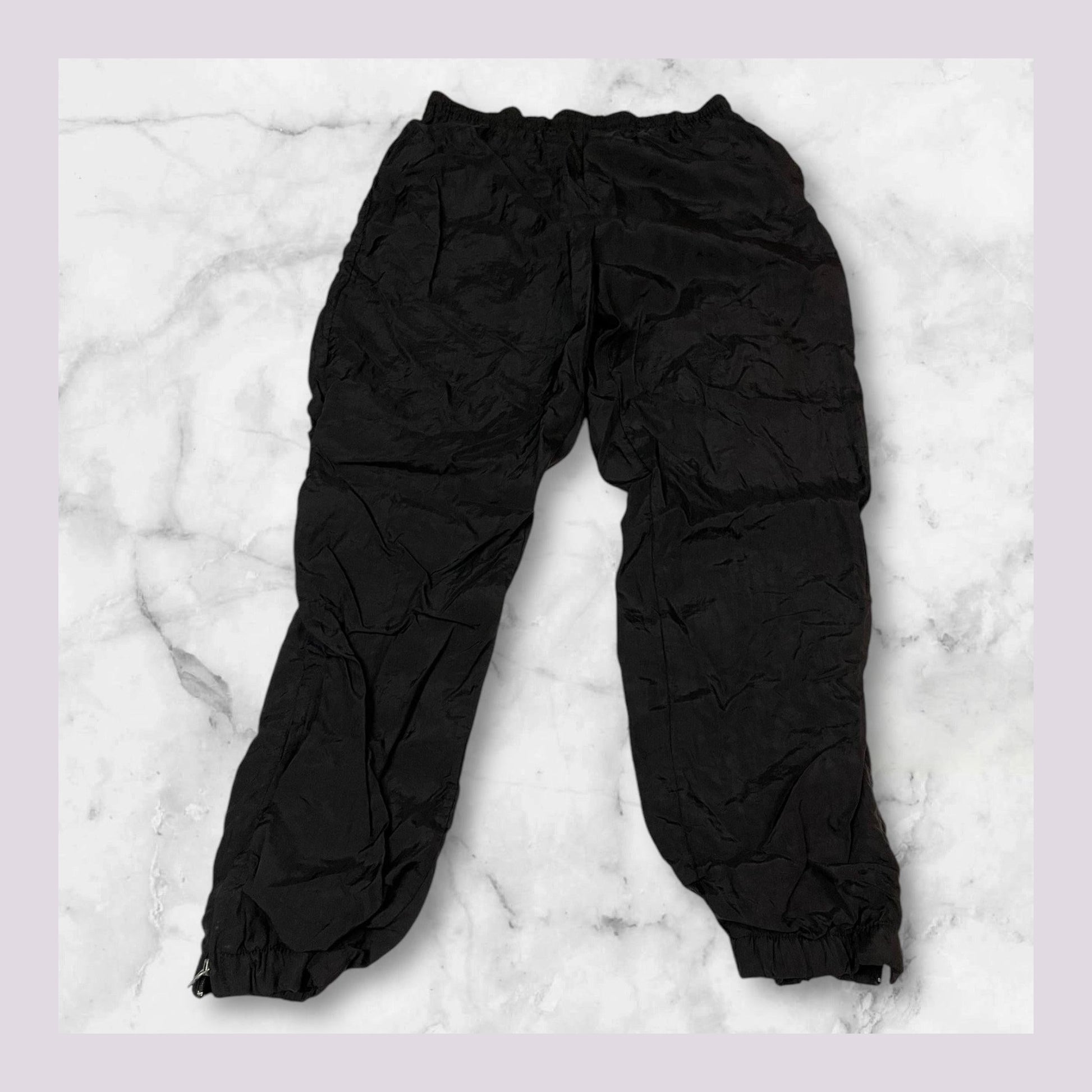 Entdecke unsere Vintage Track Pants von Nike und anderen Marken, erhältlich bei Valuxery.de - Dein Shop für trendige Vintage - Kleidung. Unsere Track Pants sind aus hochwertigen Materialien und