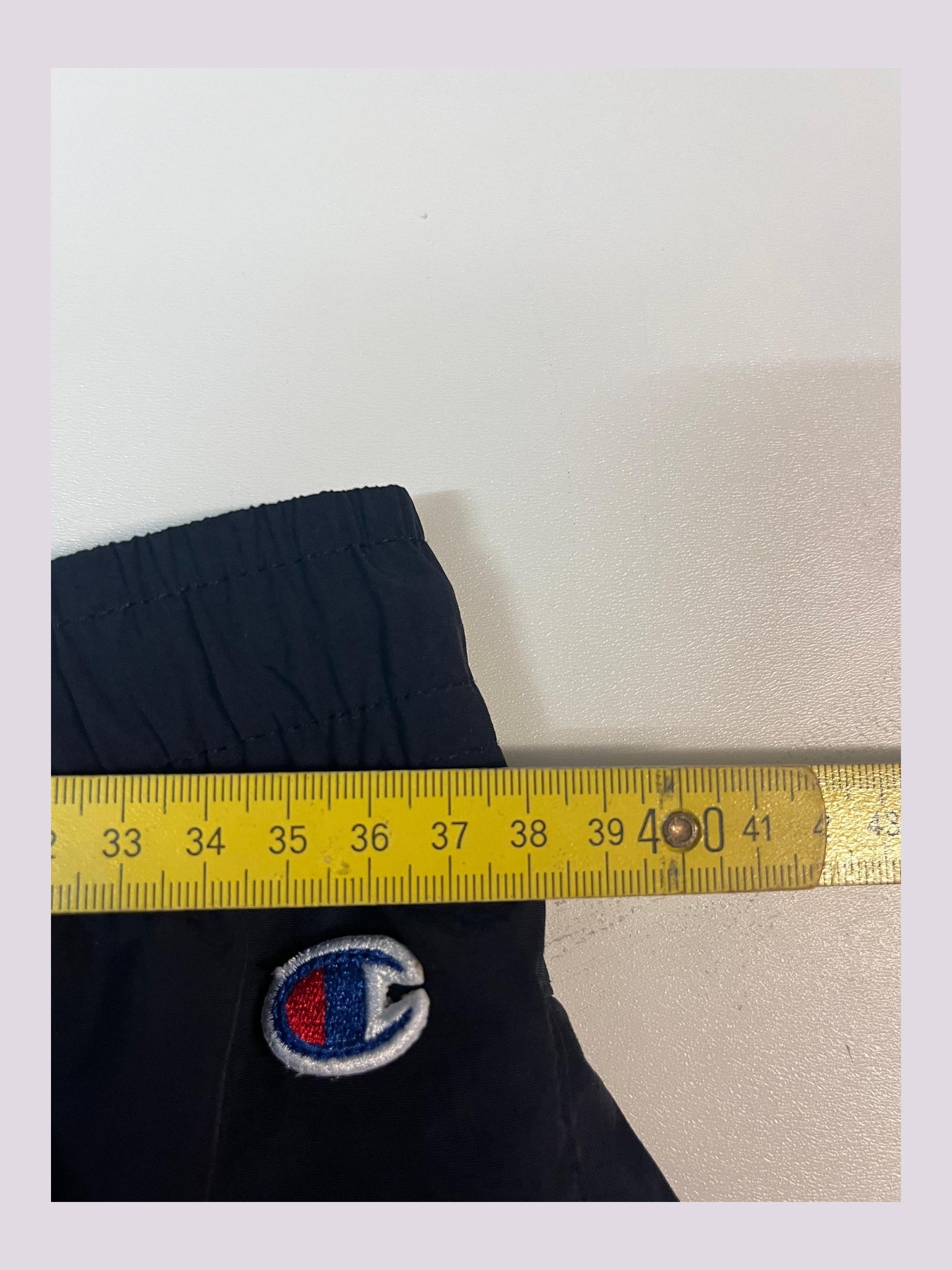 Entdecke unsere Vintage Track Pants von Nike und anderen Marken, erhältlich bei Valuxery.de - Dein Shop für trendige Vintage - Kleidung. Unsere Track Pants sind aus hochwertigen Materialien und