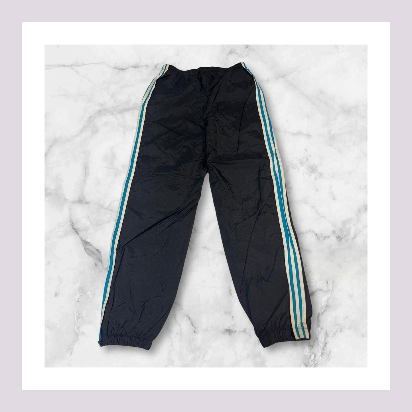 Entdecke unsere Vintage Track Pants von Nike und anderen Marken, erhältlich bei Valuxery.de - Dein Shop für trendige Vintage - Kleidung. Unsere Track Pants sind aus hochwertigen Materialien und