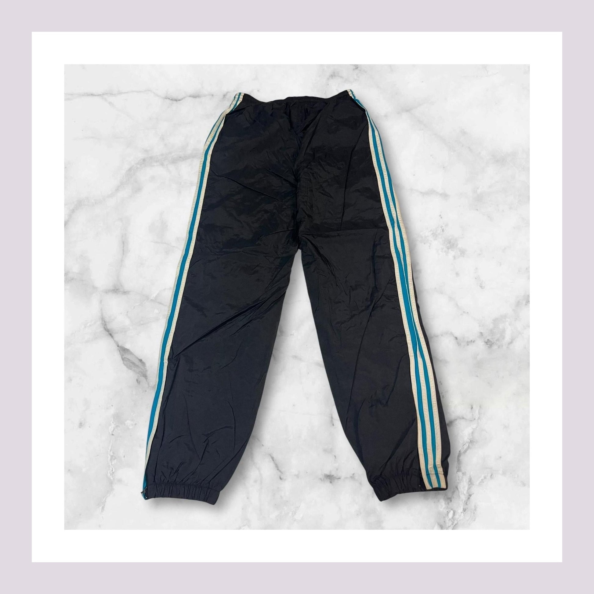 Entdecke unsere Vintage Track Pants von Nike und anderen Marken, erhältlich bei Valuxery.de - Dein Shop für trendige Vintage - Kleidung. Unsere Track Pants sind aus hochwertigen Materialien und