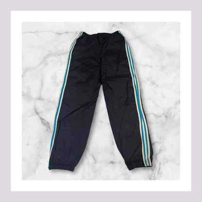 Entdecke unsere Vintage Track Pants von Nike und anderen Marken, erhältlich bei Valuxery.de - Dein Shop für trendige Vintage - Kleidung. Unsere Track Pants sind aus hochwertigen Materialien und