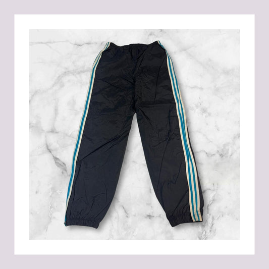 Entdecke unsere Vintage Track Pants von Nike und anderen Marken, erhältlich bei Valuxery.de - Dein Shop für trendige Vintage - Kleidung. Unsere Track Pants sind aus hochwertigen Materialien und