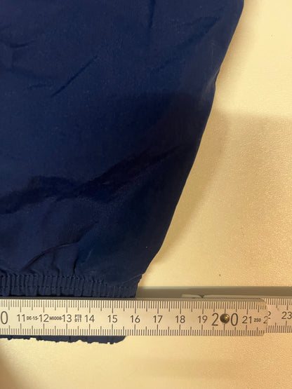 Entdecke unsere Vintage Track Pants von Nike und anderen Marken, erhältlich bei Valuxery.de - Dein Shop für trendige Vintage - Kleidung. Unsere Track Pants sind aus hochwertigen Materialien und