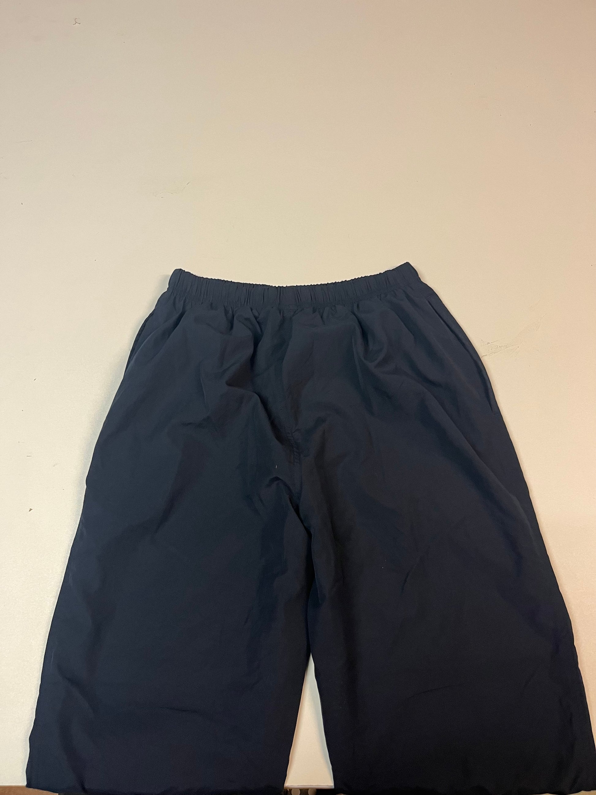 Entdecke unsere Vintage Track Pants von Nike und anderen Marken, erhältlich bei Valuxery.de - Dein Shop für trendige Vintage - Kleidung. Unsere Track Pants sind aus hochwertigen Materialien und