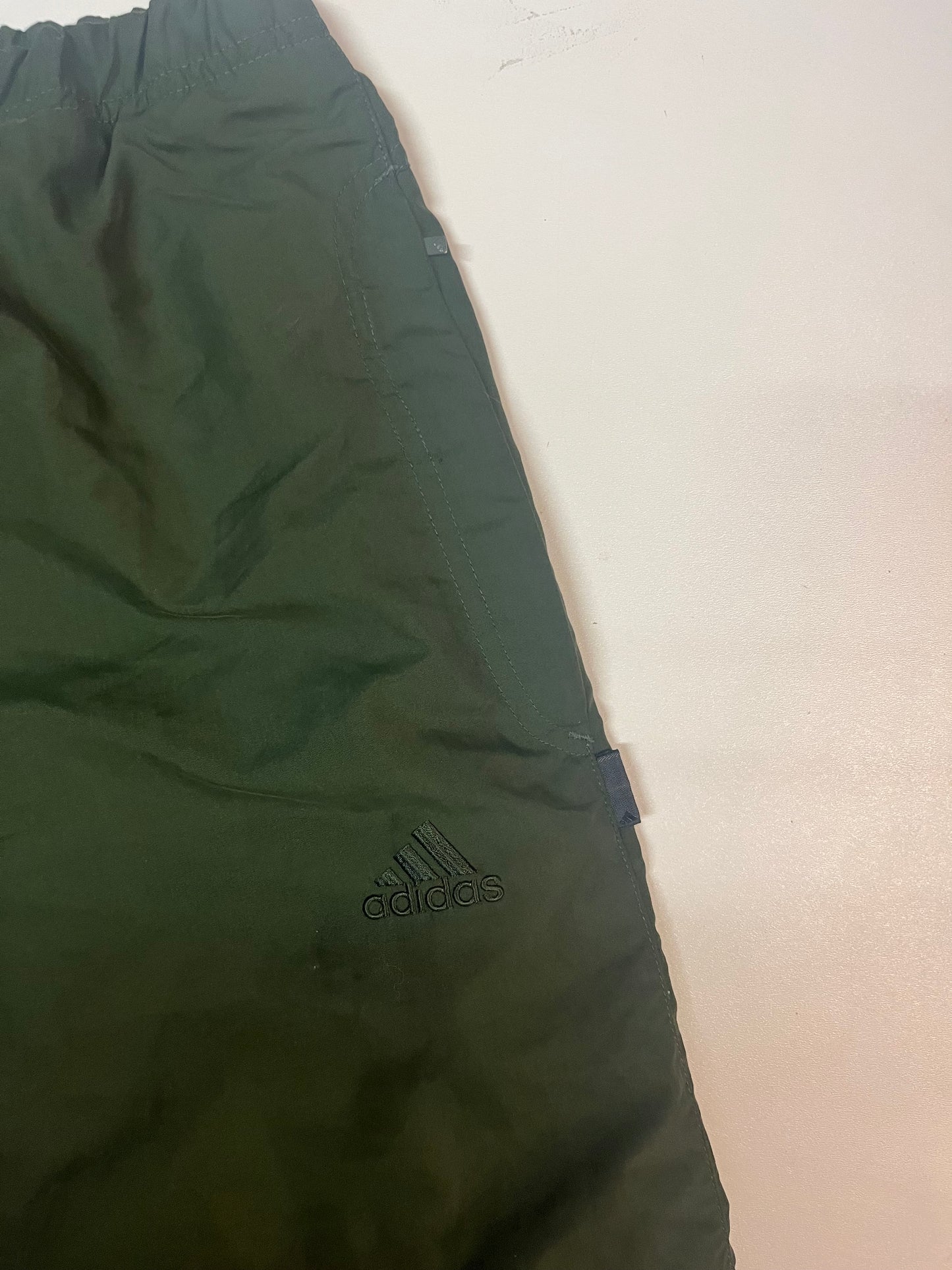 Entdecke unsere Vintage Track Pants von Nike und anderen Marken, erhältlich bei Valuxery.de - Dein Shop für trendige Vintage - Kleidung. Unsere Track Pants sind aus hochwertigen Materialien und