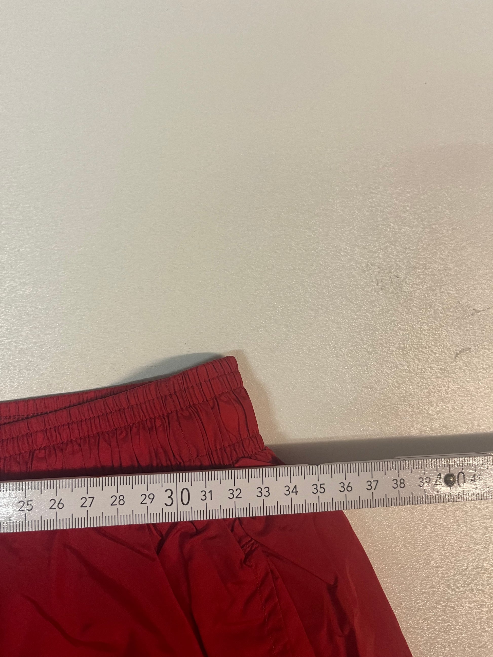 Entdecke unsere Vintage Track Pants von Nike und anderen Marken, erhältlich bei Valuxery.de - Dein Shop für trendige Vintage - Kleidung. Unsere Track Pants sind aus hochwertigen Materialien und