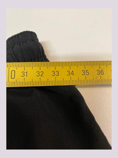 Entdecke unsere Vintage Track Pants von Nike und anderen Marken, erhältlich bei Valuxery.de - Dein Shop für trendige Vintage - Kleidung. Unsere Track Pants sind aus hochwertigen Materialien und