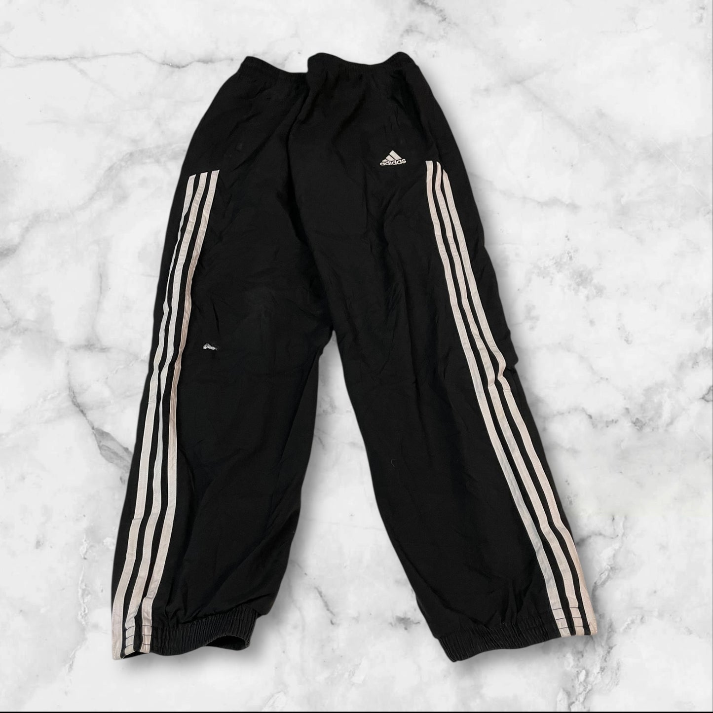 Entdecke unsere Vintage Track Pants von Nike und anderen Marken, erhältlich bei Valuxery.de - Dein Shop für trendige Vintage - Kleidung. Unsere Track Pants sind aus hochwertigen Materialien und