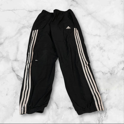 Entdecke unsere Vintage Track Pants von Nike und anderen Marken, erhältlich bei Valuxery.de - Dein Shop für trendige Vintage - Kleidung. Unsere Track Pants sind aus hochwertigen Materialien und