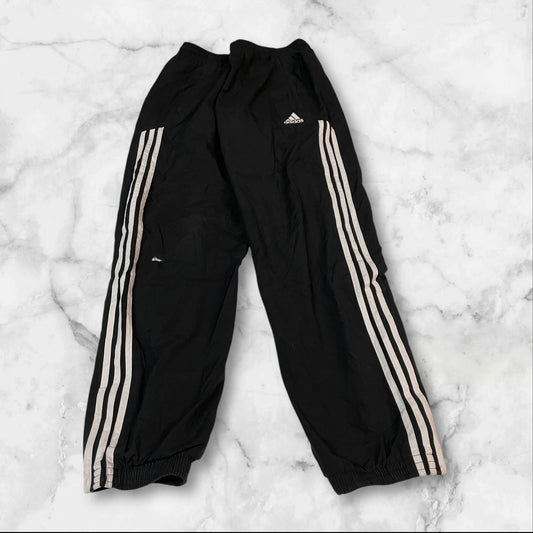 Entdecke unsere Vintage Track Pants von Nike und anderen Marken, erhältlich bei Valuxery.de - Dein Shop für trendige Vintage - Kleidung. Unsere Track Pants sind aus hochwertigen Materialien und