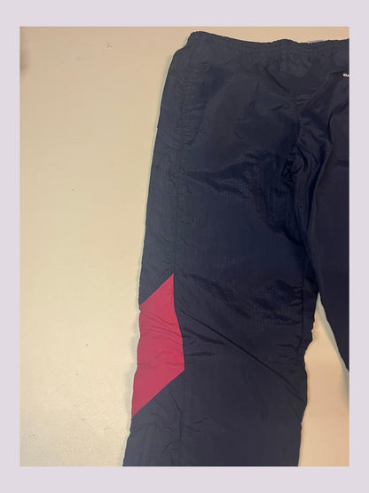 Entdecke unsere Vintage Track Pants von Nike und anderen Marken, erhältlich bei Valuxery.de - Dein Shop für trendige Vintage - Kleidung. Unsere Track Pants sind aus hochwertigen Materialien und