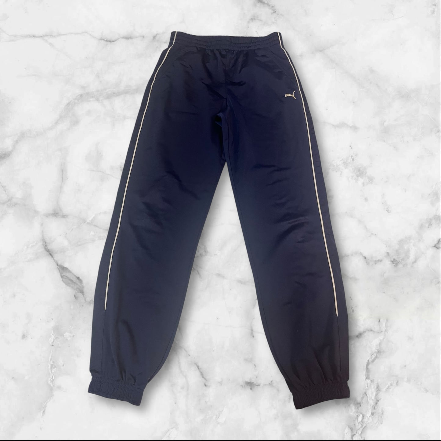 Entdecke unsere Vintage Track Pants von Nike und anderen Marken, erhältlich bei Valuxery.de - Dein Shop für trendige Vintage - Kleidung. Unsere Track Pants sind aus hochwertigen Materialien und