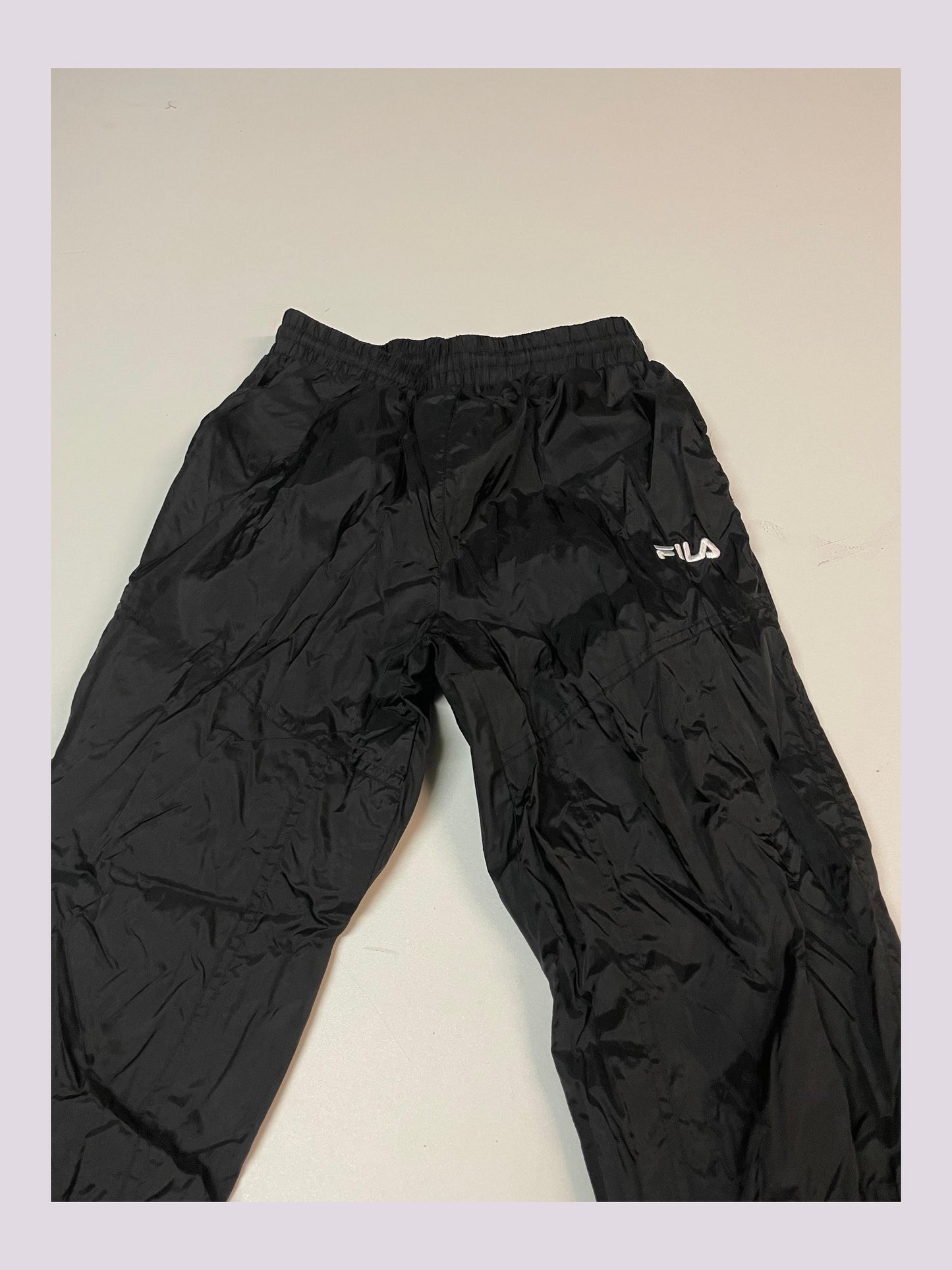 Entdecke unsere Vintage Track Pants von Nike und anderen Marken, erhältlich bei Valuxery.de - Dein Shop für trendige Vintage - Kleidung. Unsere Track Pants sind aus hochwertigen Materialien und