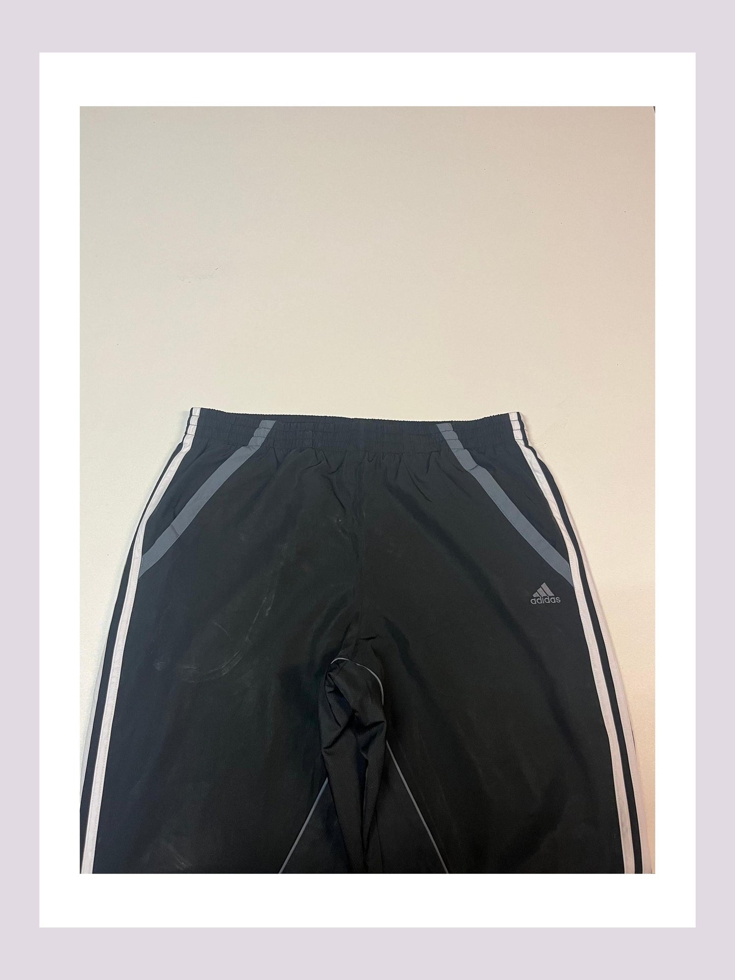 Entdecke unsere Vintage Track Pants von Nike und anderen Marken, erhältlich bei Valuxery.de - Dein Shop für trendige Vintage - Kleidung. Unsere Track Pants sind aus hochwertigen Materialien und