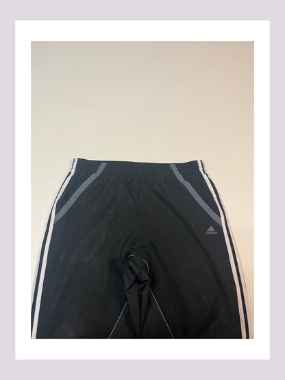 Entdecke unsere Vintage Track Pants von Nike und anderen Marken, erhältlich bei Valuxery.de - Dein Shop für trendige Vintage - Kleidung. Unsere Track Pants sind aus hochwertigen Materialien und