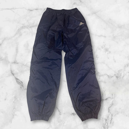 Entdecke unsere Vintage Track Pants von Nike und anderen Marken, erhältlich bei Valuxery.de - Dein Shop für trendige Vintage - Kleidung. Unsere Track Pants sind aus hochwertigen Materialien und