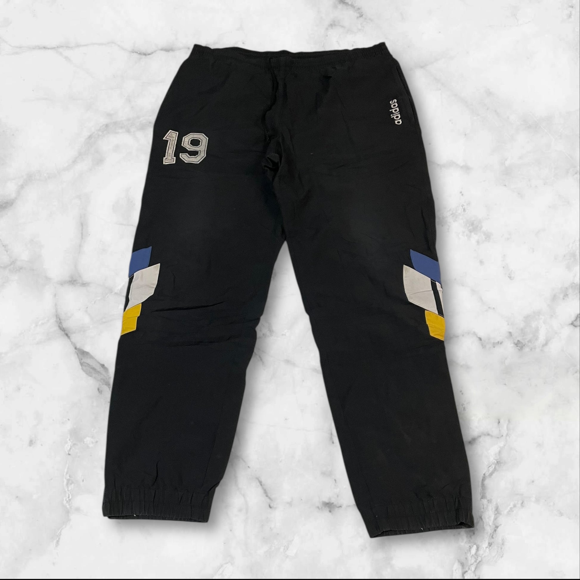 Entdecke unsere Vintage Track Pants von Nike und anderen Marken, erhältlich bei Valuxery.de - Dein Shop für trendige Vintage - Kleidung. Unsere Track Pants sind aus hochwertigen Materialien und