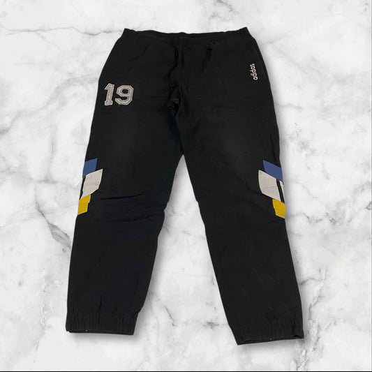 Entdecke unsere Vintage Track Pants von Nike und anderen Marken, erhältlich bei Valuxery.de - Dein Shop für trendige Vintage - Kleidung. Unsere Track Pants sind aus hochwertigen Materialien und