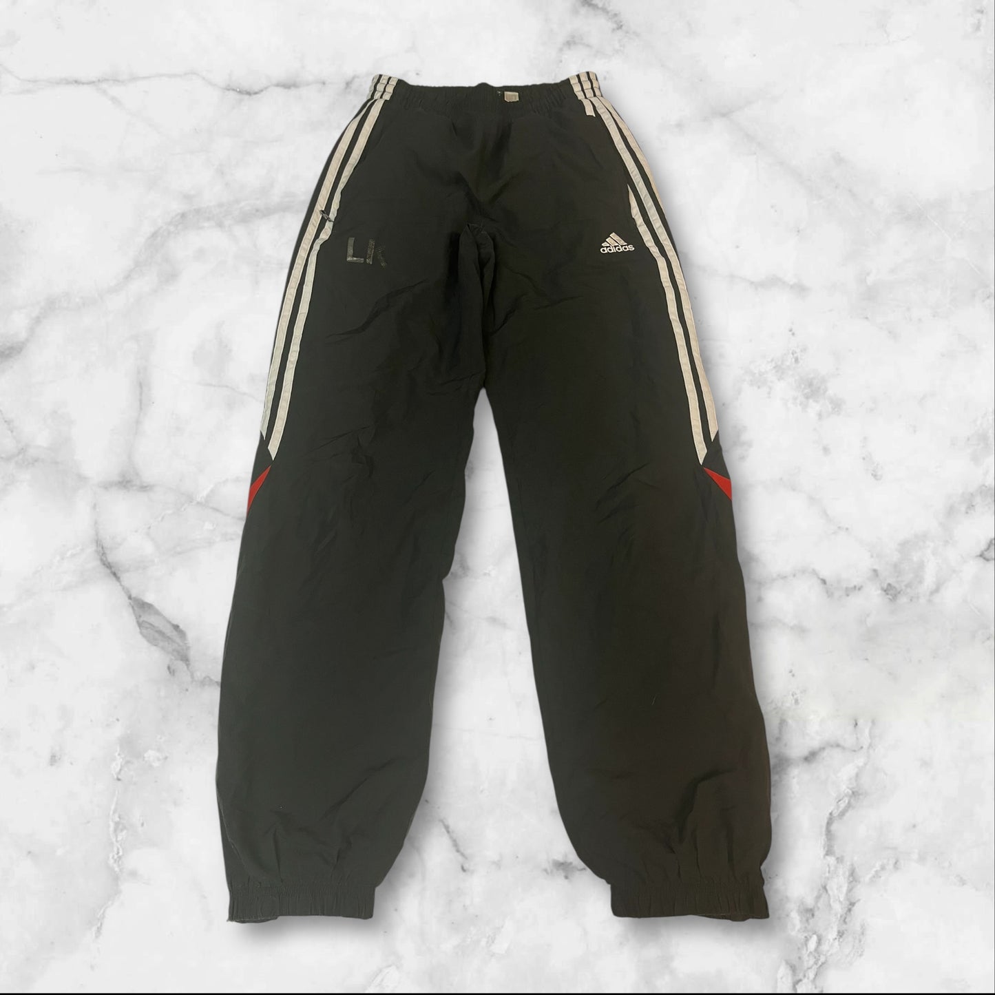 Entdecke unsere Vintage Track Pants von Nike und anderen Marken, erhältlich bei Valuxery.de - Dein Shop für trendige Vintage - Kleidung. Unsere Track Pants sind aus hochwertigen Materialien und