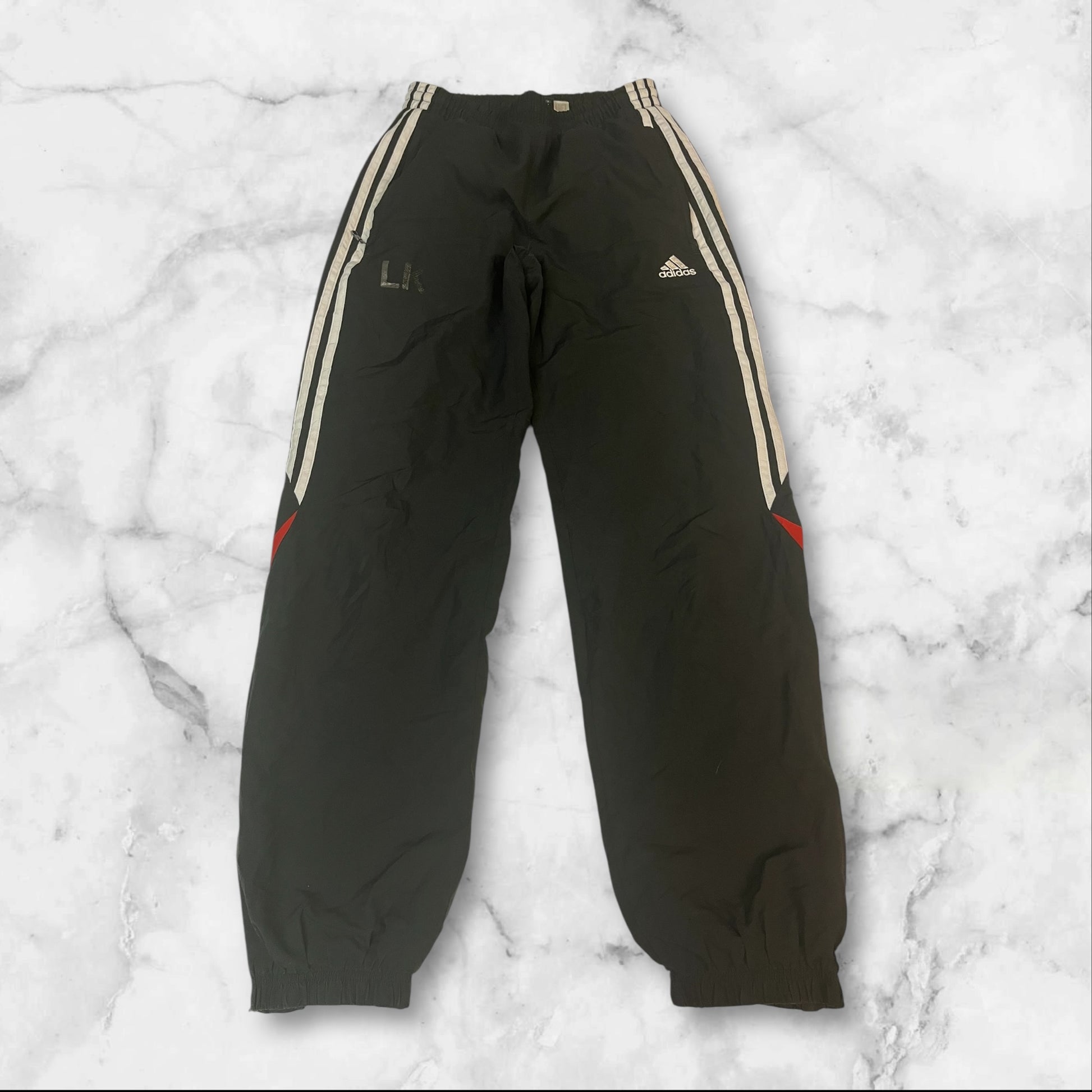 Entdecke unsere Vintage Track Pants von Nike und anderen Marken, erhältlich bei Valuxery.de - Dein Shop für trendige Vintage - Kleidung. Unsere Track Pants sind aus hochwertigen Materialien und