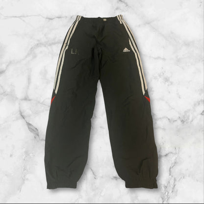 Entdecke unsere Vintage Track Pants von Nike und anderen Marken, erhältlich bei Valuxery.de - Dein Shop für trendige Vintage - Kleidung. Unsere Track Pants sind aus hochwertigen Materialien und