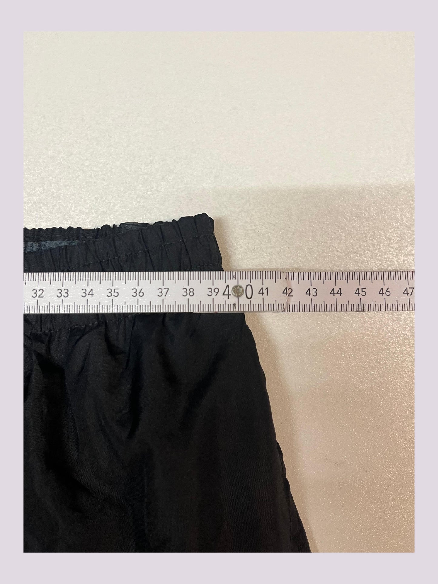 Entdecke unsere Vintage Track Pants von Nike und anderen Marken, erhältlich bei Valuxery.de - Dein Shop für trendige Vintage - Kleidung. Unsere Track Pants sind aus hochwertigen Materialien und