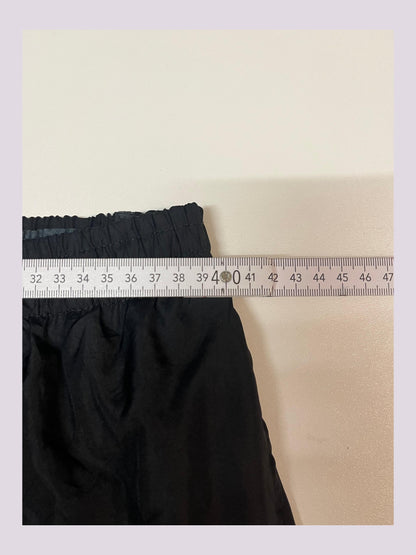 Entdecke unsere Vintage Track Pants von Nike und anderen Marken, erhältlich bei Valuxery.de - Dein Shop für trendige Vintage - Kleidung. Unsere Track Pants sind aus hochwertigen Materialien und