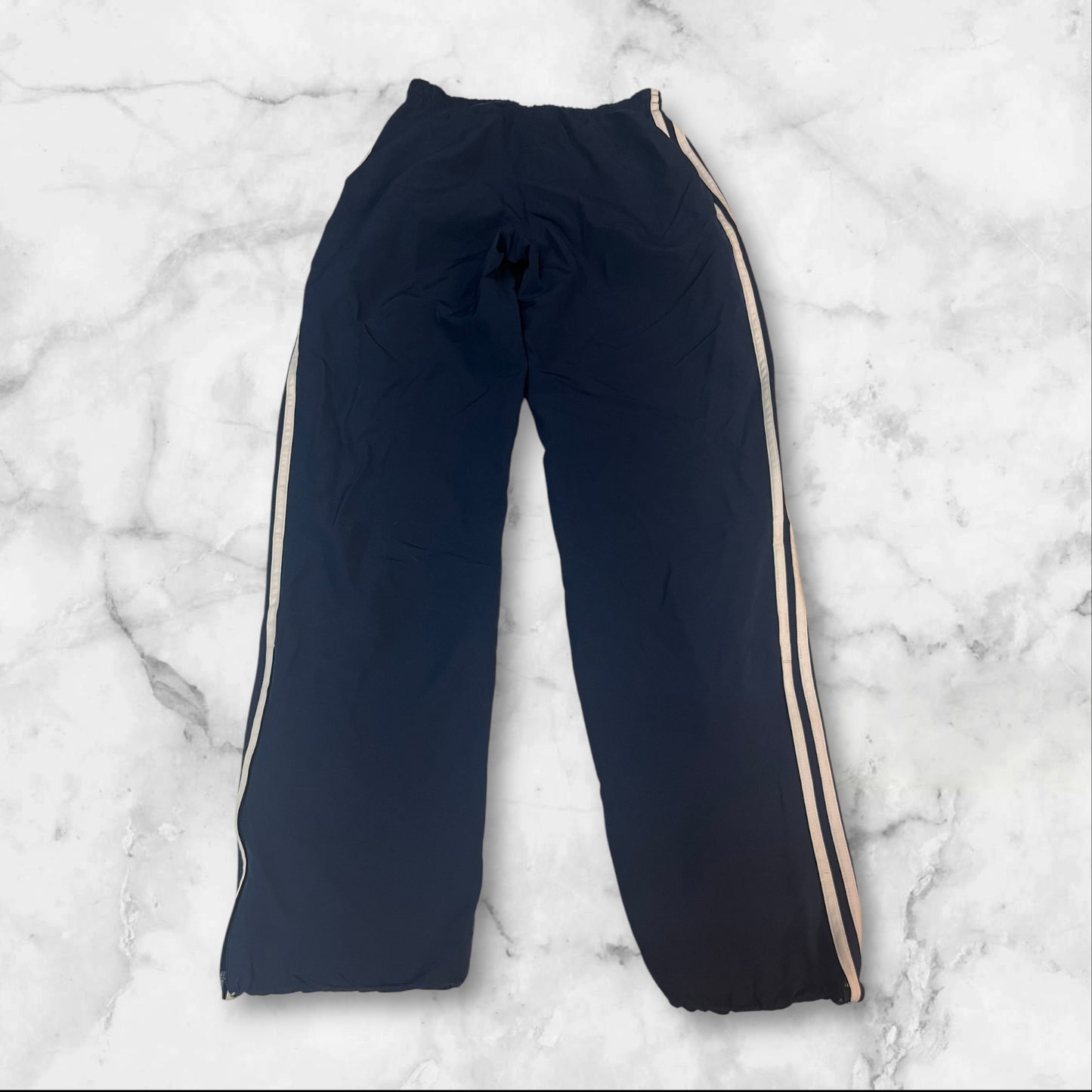 Entdecke unsere Vintage Track Pants von Nike und anderen Marken, erhältlich bei Valuxery.de - Dein Shop für trendige Vintage - Kleidung. Unsere Track Pants sind aus hochwertigen Materialien und