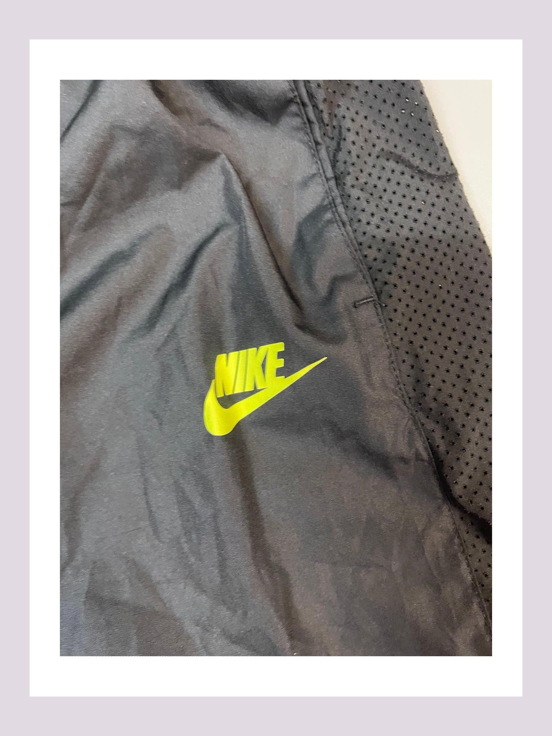 Entdecke unsere Vintage Track Pants von Nike und anderen Marken, erhältlich bei Valuxery.de - Dein Shop für trendige Vintage - Kleidung. Unsere Track Pants sind aus hochwertigen Materialien und