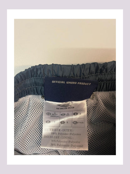 Entdecke unsere Vintage Track Pants von Nike und anderen Marken, erhältlich bei Valuxery.de - Dein Shop für trendige Vintage - Kleidung. Unsere Track Pants sind aus hochwertigen Materialien und