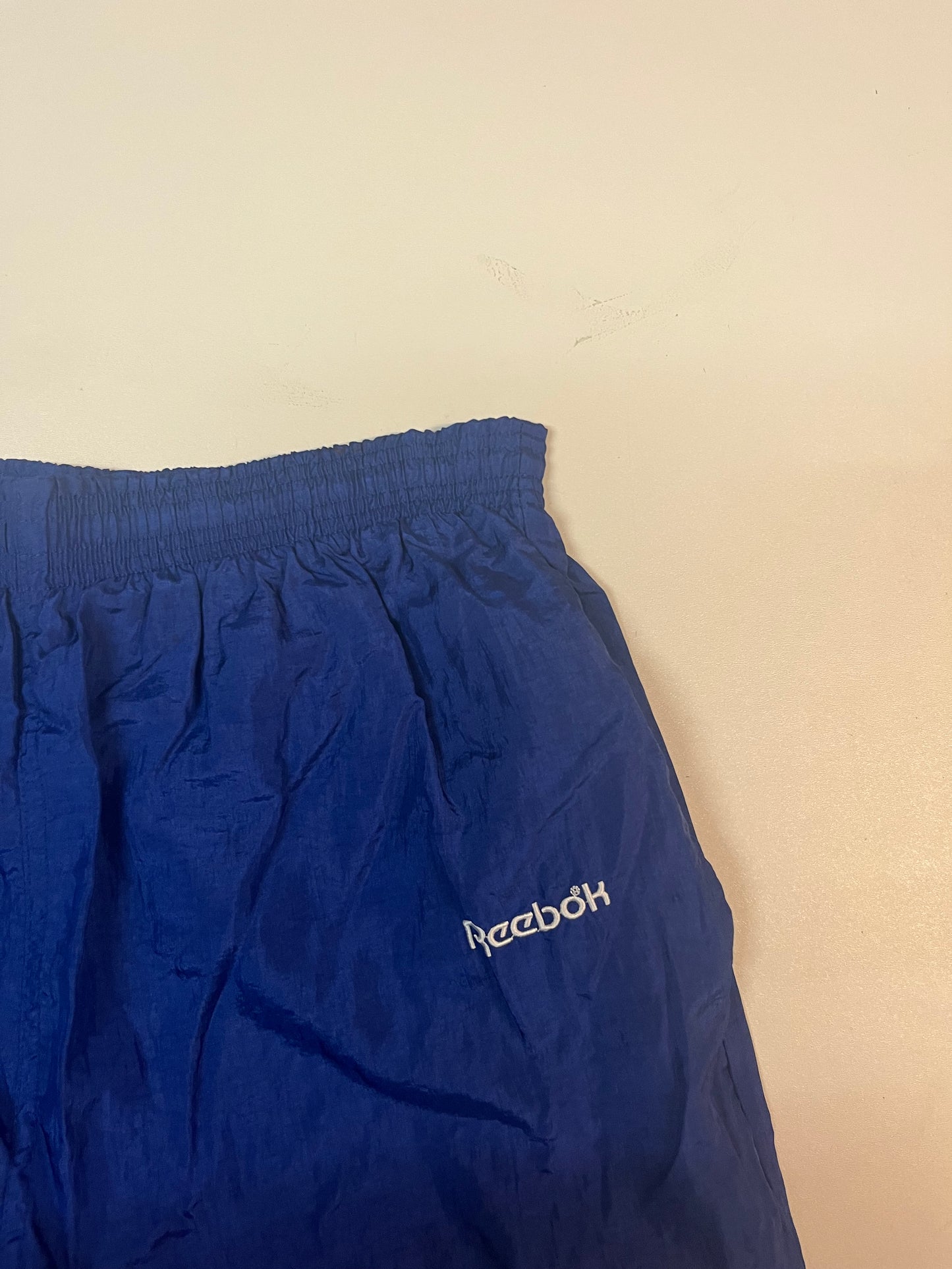 Entdecke unsere Vintage Track Pants von Nike und anderen Marken, erhältlich bei Valuxery.de - Dein Shop für trendige Vintage - Kleidung. Unsere Track Pants sind aus hochwertigen Materialien und