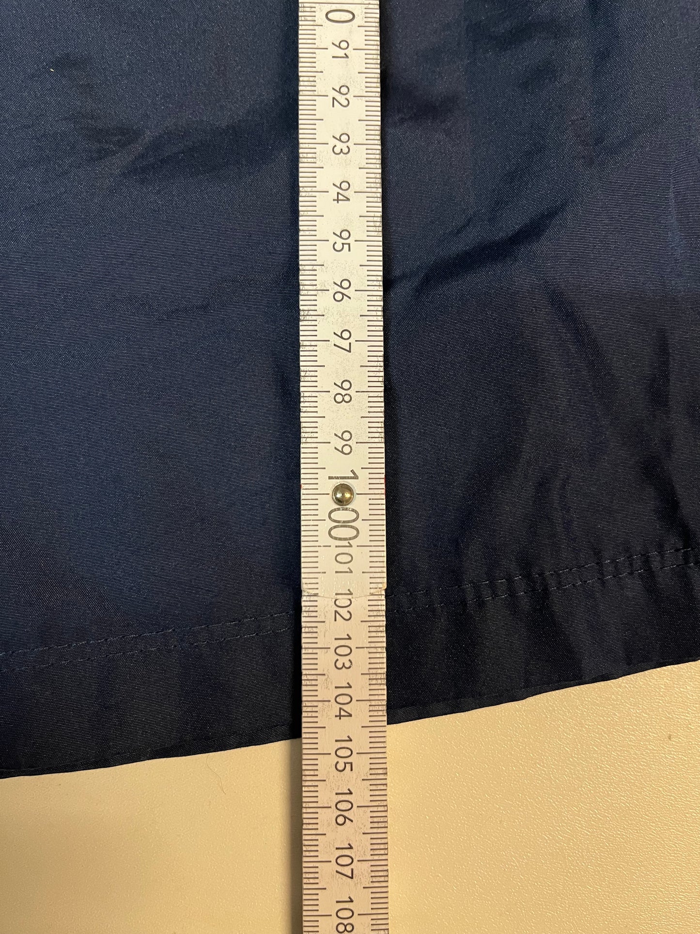 Entdecke unsere Vintage Track Pants von Nike und anderen Marken, erhältlich bei Valuxery.de - Dein Shop für trendige Vintage - Kleidung. Unsere Track Pants sind aus hochwertigen Materialien und