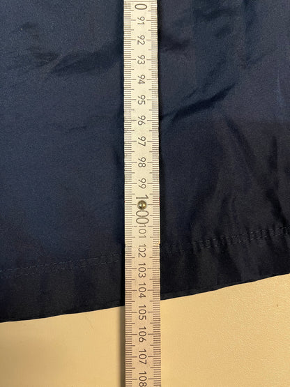 Entdecke unsere Vintage Track Pants von Nike und anderen Marken, erhältlich bei Valuxery.de - Dein Shop für trendige Vintage - Kleidung. Unsere Track Pants sind aus hochwertigen Materialien und