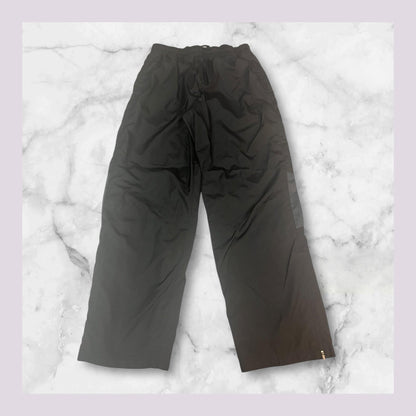 Entdecke unsere Vintage Track Pants von Nike und anderen Marken, erhältlich bei Valuxery.de - Dein Shop für trendige Vintage - Kleidung. Unsere Track Pants sind aus hochwertigen Materialien und