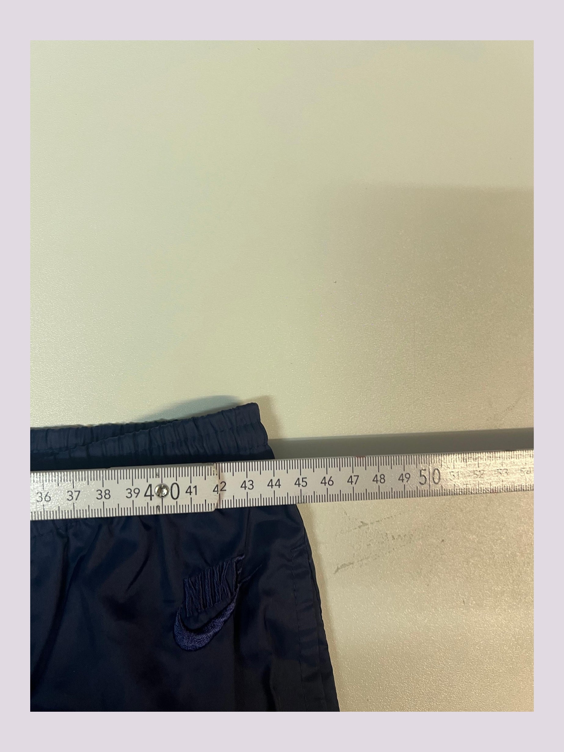 Entdecke unsere Vintage Track Pants von Nike und anderen Marken, erhältlich bei Valuxery.de - Dein Shop für trendige Vintage - Kleidung. Unsere Track Pants sind aus hochwertigen Materialien und