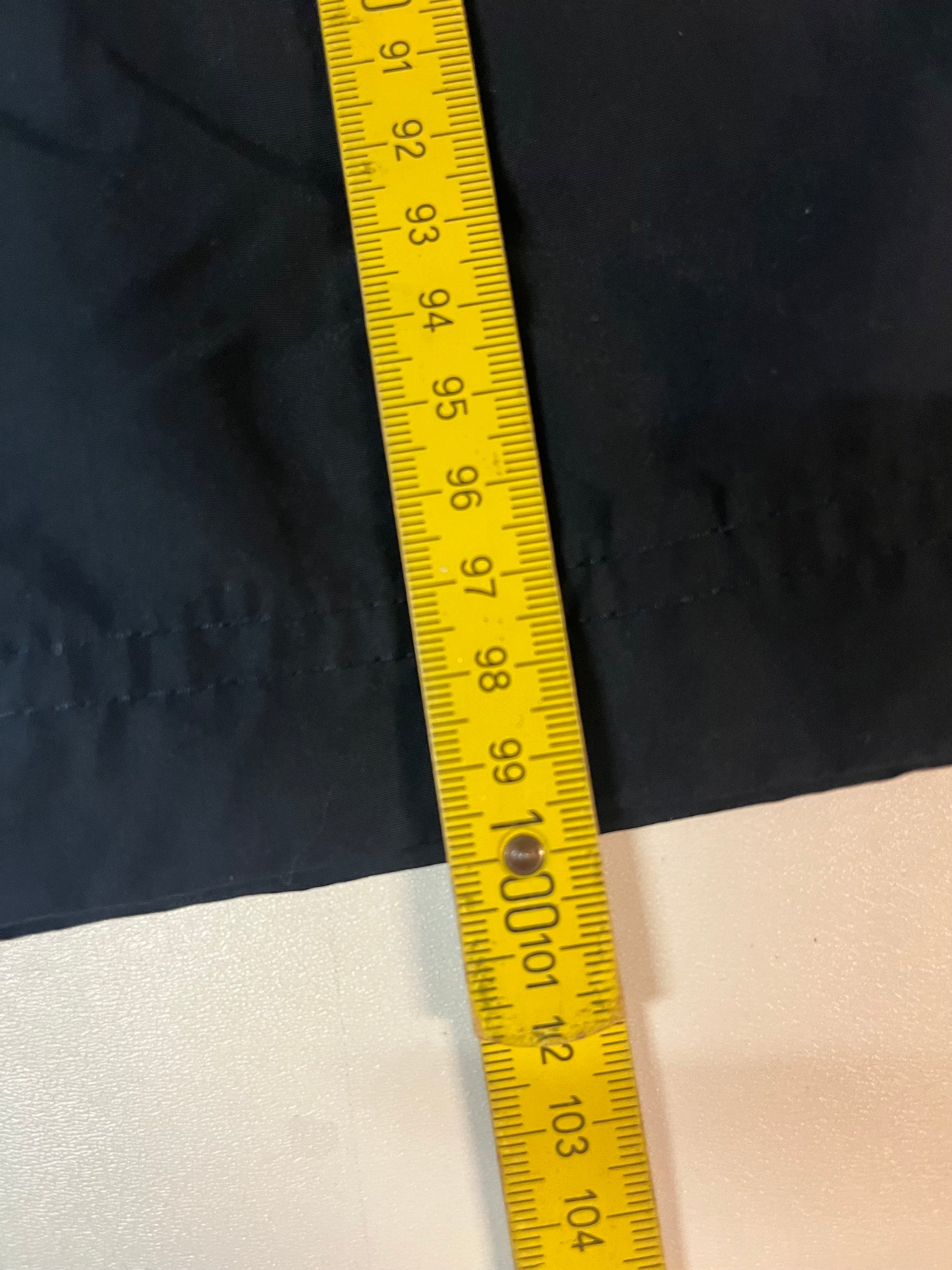 Entdecke unsere Vintage Track Pants von Nike und anderen Marken, erhältlich bei Valuxery.de - Dein Shop für trendige Vintage - Kleidung. Unsere Track Pants sind aus hochwertigen Materialien und