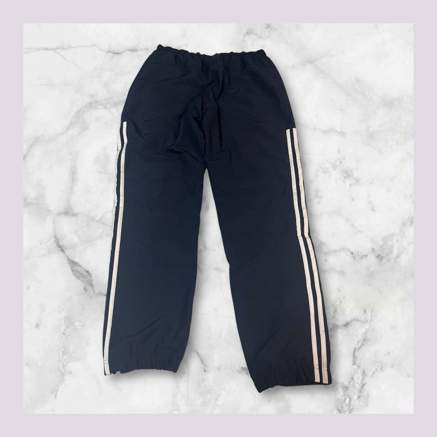 Entdecke unsere Vintage Track Pants von Nike und anderen Marken, erhältlich bei Valuxery.de - Dein Shop für trendige Vintage - Kleidung. Unsere Track Pants sind aus hochwertigen Materialien und