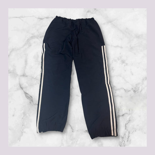 Entdecke unsere Vintage Track Pants von Nike und anderen Marken, erhältlich bei Valuxery.de - Dein Shop für trendige Vintage - Kleidung. Unsere Track Pants sind aus hochwertigen Materialien und