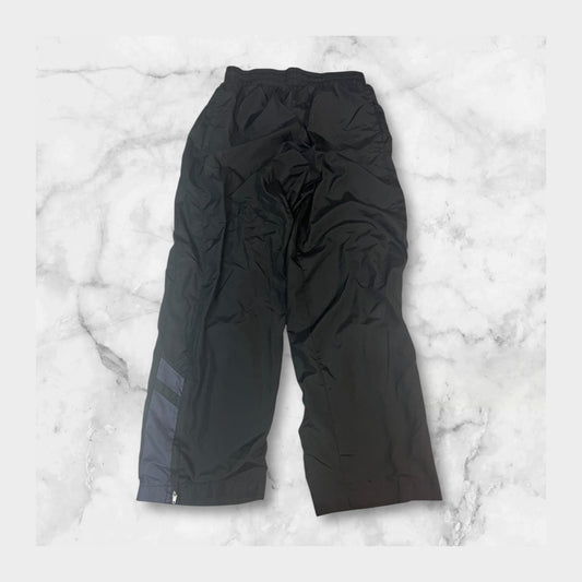 Entdecke unsere Vintage Track Pants von Nike und anderen Marken, erhältlich bei Valuxery.de - Dein Shop für trendige Vintage - Kleidung. Unsere Track Pants sind aus hochwertigen Materialien und