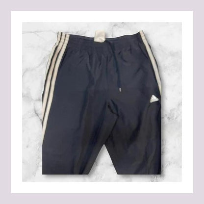 Entdecke unsere Vintage Track Pants von Nike und anderen Marken, erhältlich bei Valuxery.de - Dein Shop für trendige Vintage - Kleidung. Unsere Track Pants sind aus hochwertigen Materialien und