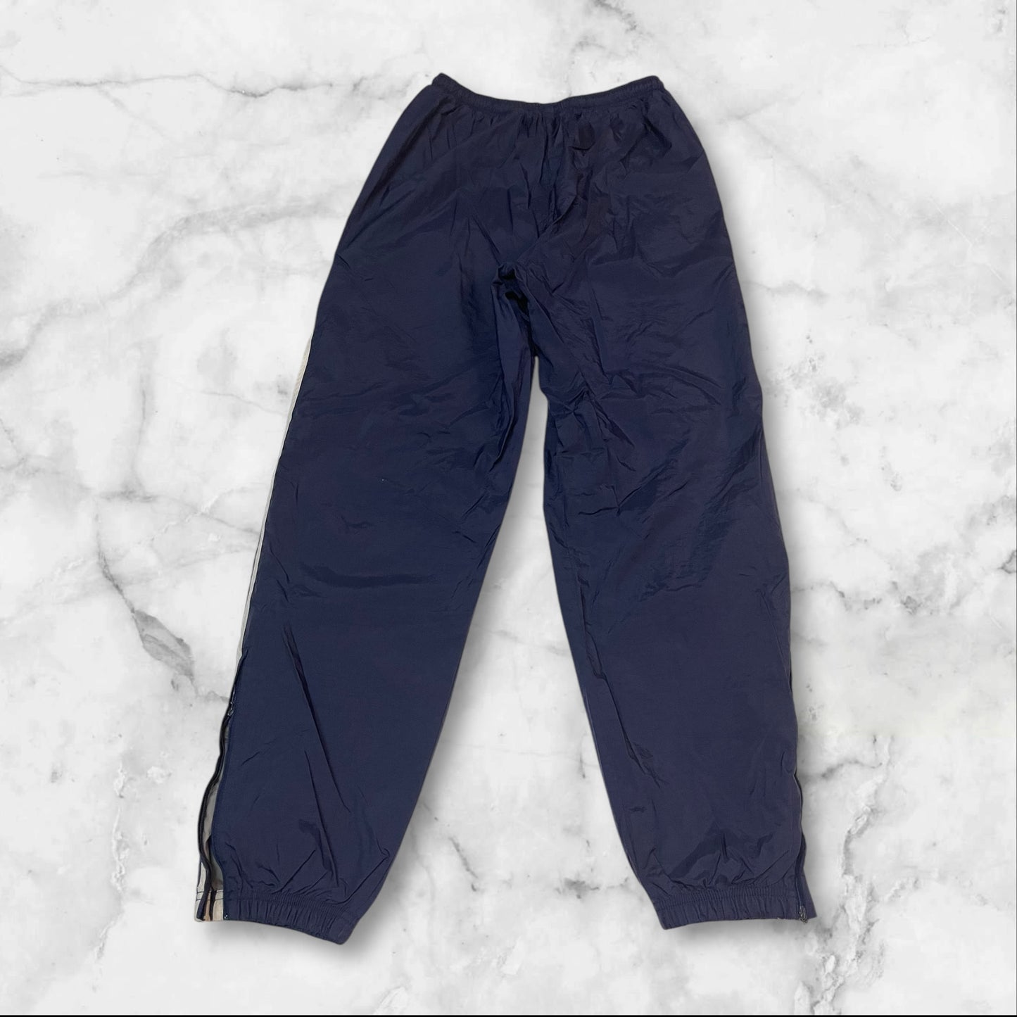 Entdecke unsere Vintage Track Pants von Nike und anderen Marken, erhältlich bei Valuxery.de - Dein Shop für trendige Vintage - Kleidung. Unsere Track Pants sind aus hochwertigen Materialien und