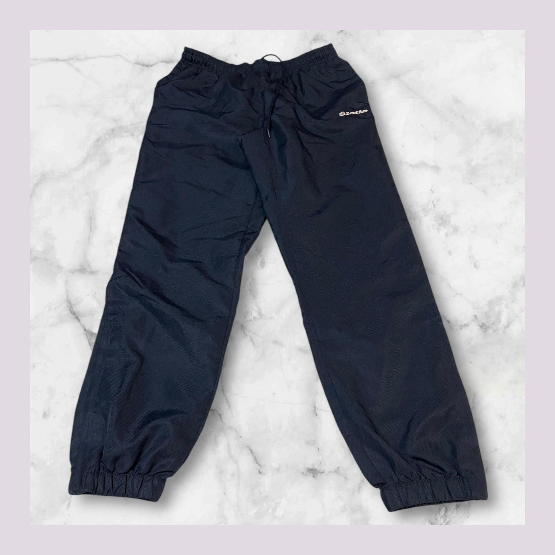 Entdecke unsere Vintage Track Pants von Nike und anderen Marken, erhältlich bei Valuxery.de - Dein Shop für trendige Vintage - Kleidung. Unsere Track Pants sind aus hochwertigen Materialien und