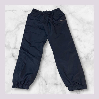 Entdecke unsere Vintage Track Pants von Nike und anderen Marken, erhältlich bei Valuxery.de - Dein Shop für trendige Vintage - Kleidung. Unsere Track Pants sind aus hochwertigen Materialien und