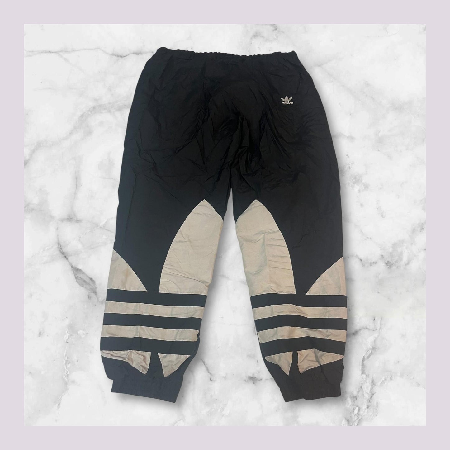 Entdecke unsere Vintage Track Pants von Nike und anderen Marken, erhältlich bei Valuxery.de - Dein Shop für trendige Vintage - Kleidung. Unsere Track Pants sind aus hochwertigen Materialien und