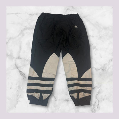 Entdecke unsere Vintage Track Pants von Nike und anderen Marken, erhältlich bei Valuxery.de - Dein Shop für trendige Vintage - Kleidung. Unsere Track Pants sind aus hochwertigen Materialien und