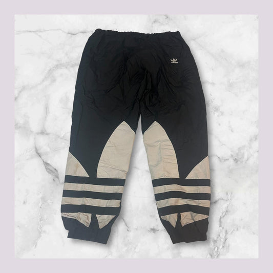 Entdecke unsere Vintage Track Pants von Nike und anderen Marken, erhältlich bei Valuxery.de - Dein Shop für trendige Vintage - Kleidung. Unsere Track Pants sind aus hochwertigen Materialien und