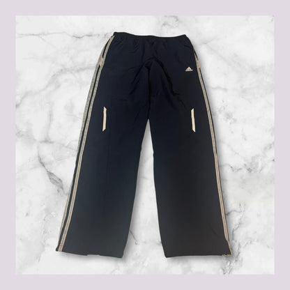 Entdecke unsere Vintage Track Pants von Nike und anderen Marken, erhältlich bei Valuxery.de - Dein Shop für trendige Vintage - Kleidung. Unsere Track Pants sind aus hochwertigen Materialien und