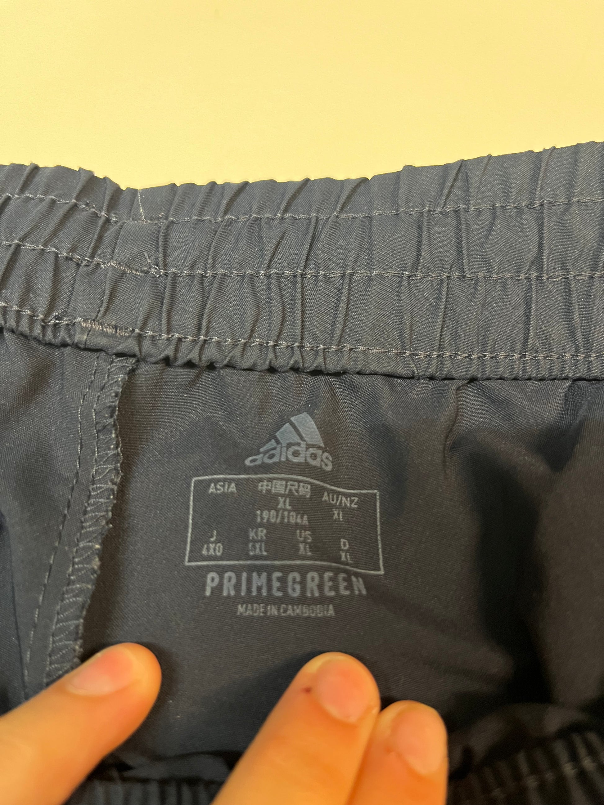 Entdecke unsere Vintage Track Pants von Nike und anderen Marken, erhältlich bei Valuxery.de - Dein Shop für trendige Vintage - Kleidung. Unsere Track Pants sind aus hochwertigen Materialien und