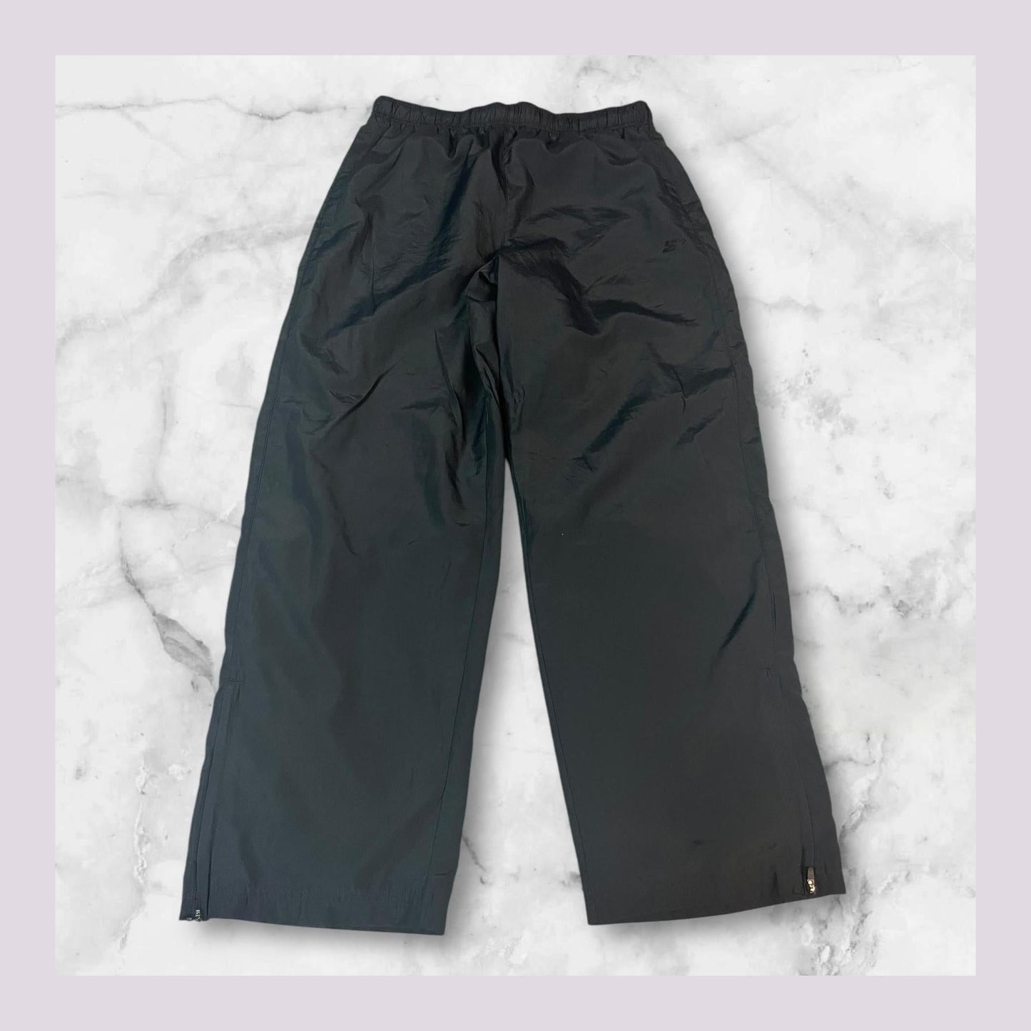 Entdecke unsere Vintage Track Pants von Nike und anderen Marken, erhältlich bei Valuxery.de - Dein Shop für trendige Vintage - Kleidung. Unsere Track Pants sind aus hochwertigen Materialien und
